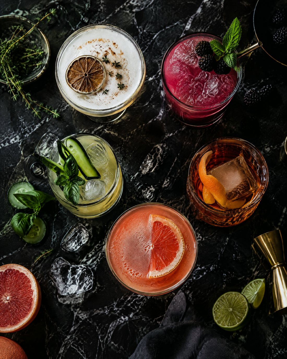 Selezione di drink su tavolo