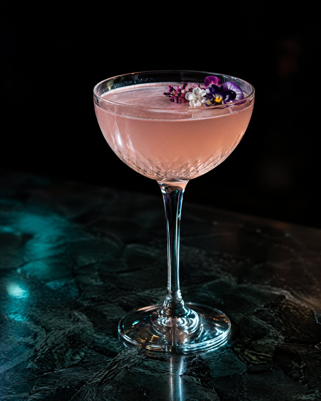 Drink guarnito con fiori eduli